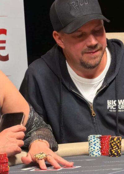 Amanda Harkimo ja Tero Lipponen iloitsemassa pokeripöydässä