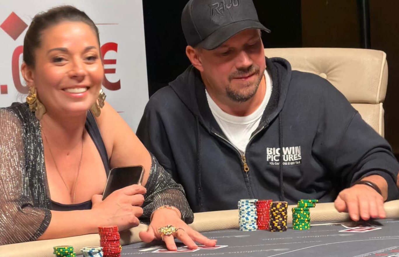 Amanda Harkimo ja Tero Lipponen iloitsemassa pokeripöydässä