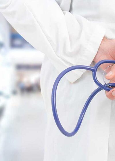 Lääkäri kävelee kädet selän takana stetoskooppi kädessään