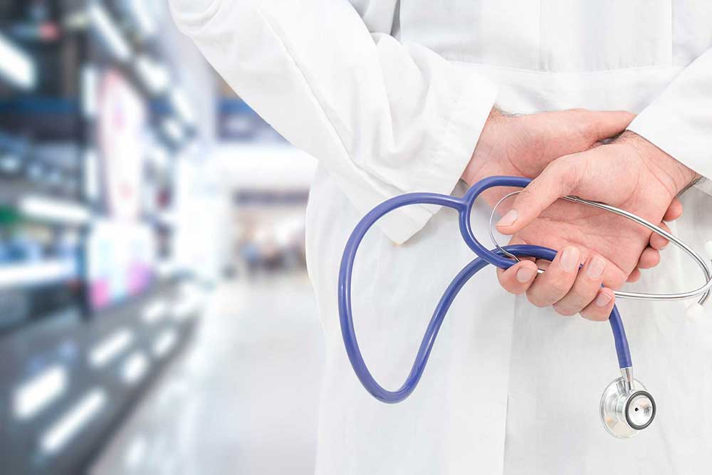 Lääkäri kävelee kädet selän takana stetoskooppi kädessään