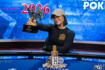 Pokeritähti Cherish Andrews voittopokaalin kanssa