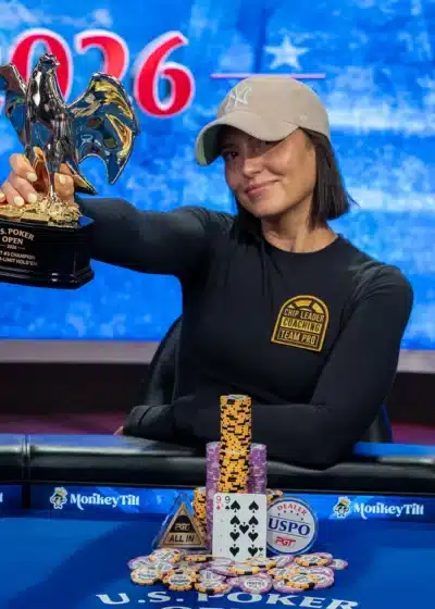 Pokeritähti Cherish Andrews voittopokaalin kanssa