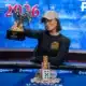 Pokeritähti Cherish Andrews voittopokaalin kanssa