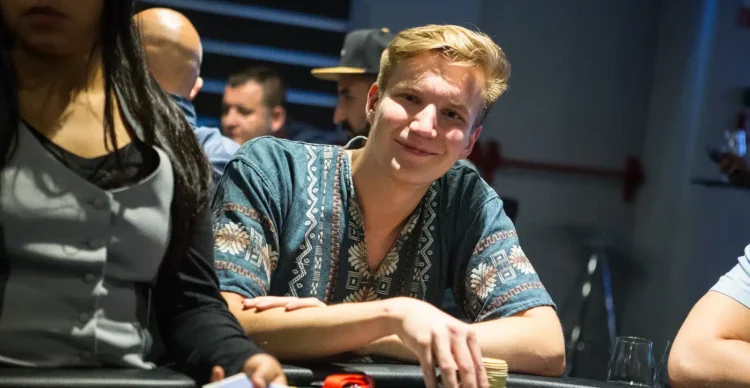 Suomalainen pokeriammattilainen Max Rotko lyhythihaisessa paidassa pokeripöydässä