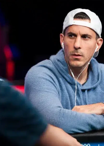Haralabos Voulgaris valkoinen lippis päässään