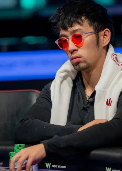 Pokerinpelaaja Han Feng vakavailmeisenä pokeripöydän ääressä
