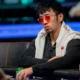 Pokerinpelaaja Han Feng vakavailmeisenä pokeripöydän ääressä