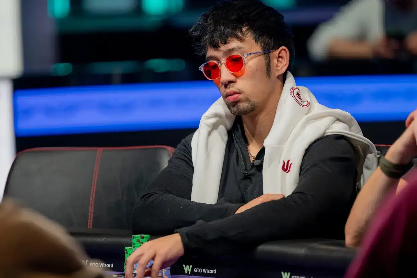 Pokerinpelaaja Han Feng vakavailmeisenä pokeripöydän ääressä