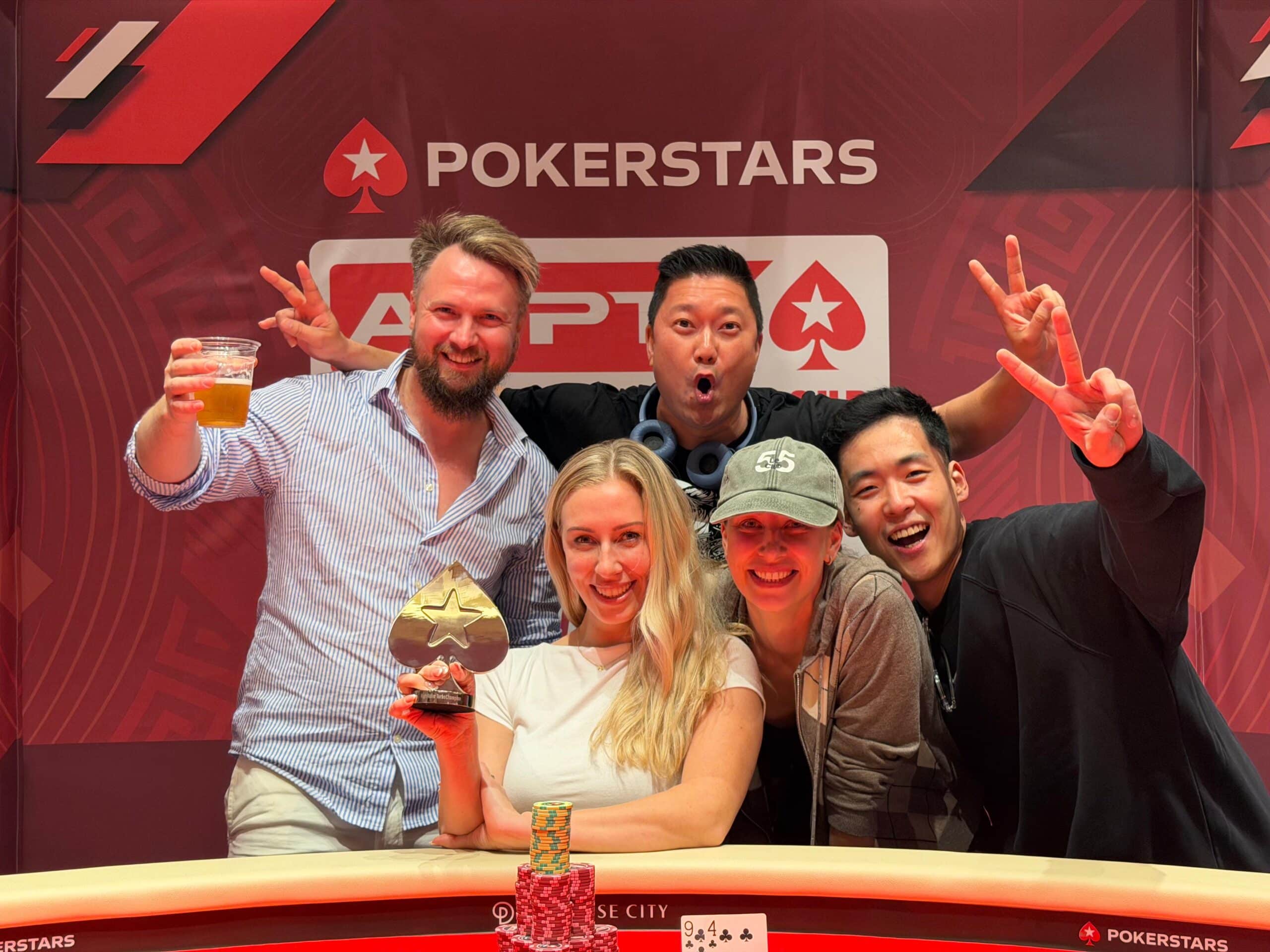 Linda Lahdenpää Etelä-Koreassa pokeriturnausvoiton jälkeen